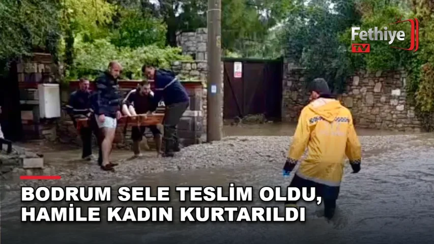 Bodrum'da sağanak sonrası su baskını yaşanan sokakta ekipler tahliye çalışması yürütüyor