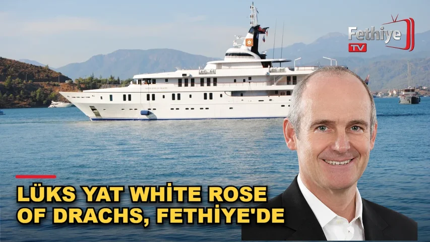 Fethiye Limanı'na yakıt ikmali için yanaşan Birleşik Krallık bayraklı lüks yat
