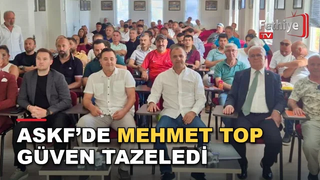 ASKF genel kurulunda tek listeyle yapılan seçimde salondaki delegeler oy kullanıyor.