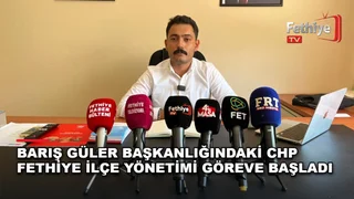 CHP Fethiye İlçe Başkanı Mustafa Barış Güler, yeni yönetim kurulu üyeleriyle birlikte açıklama yapıyor.