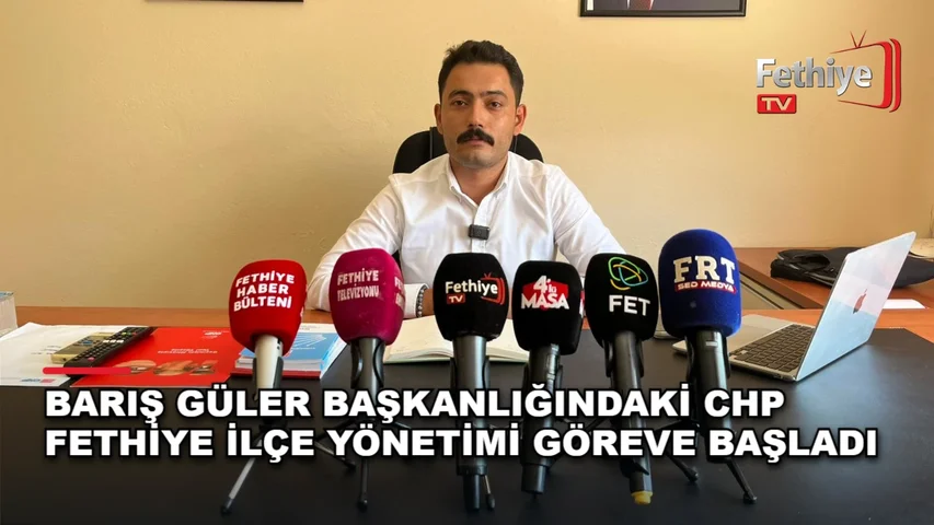 CHP Fethiye İlçe Başkanı Mustafa Barış Güler, yeni yönetim kurulu üyeleriyle birlikte açıklama yapıyor.