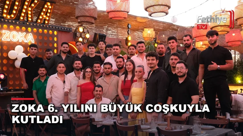 ZOKA işletme sahibi Celil Çavdar, altıncı yıl dönümü kutlamasında misafirlerine hitap ediyor.