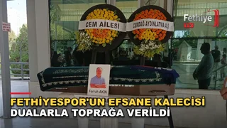Fethiyespor eski kalecisi Ferruh Akın'ın İzmir'de düzenlenen cenaze töreninde tabutu Fethiyespor formasıyla taşınıyor.