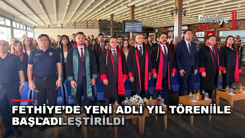 Fethiye Adliyesi'nde düzenlenen adli yıl açılış töreninde katılımcılar saygı duruşunda bulunuyor.