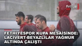 Fethiyespor futbolcuları yağmur altında Eyüpspor maçı hazırlıklarını sürdürüyor.