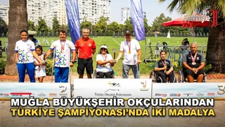 Muğla Büyükşehir Belediyesi okçuluk takımı sporcuları, Antalya'daki para okçuluk şampiyonasında madalyalarıyla poz veriyor.