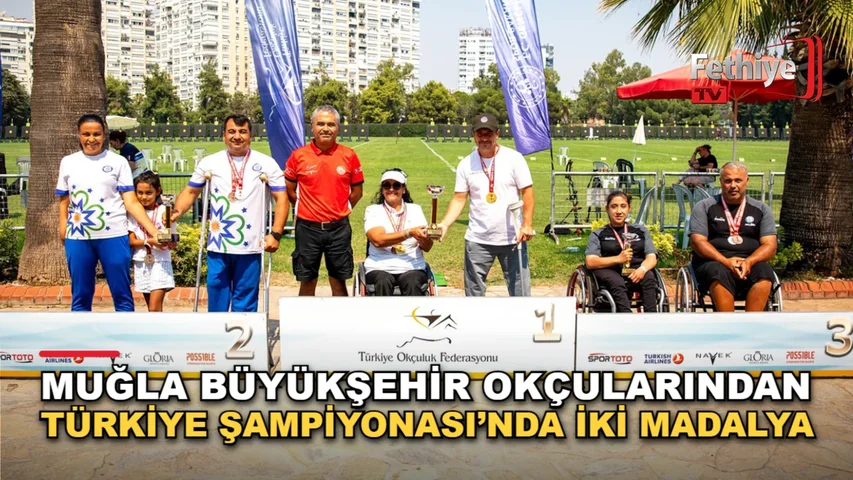 Muğla Büyükşehir Belediyesi okçuluk takımı sporcuları, Antalya'daki para okçuluk şampiyonasında madalyalarıyla poz veriyor.