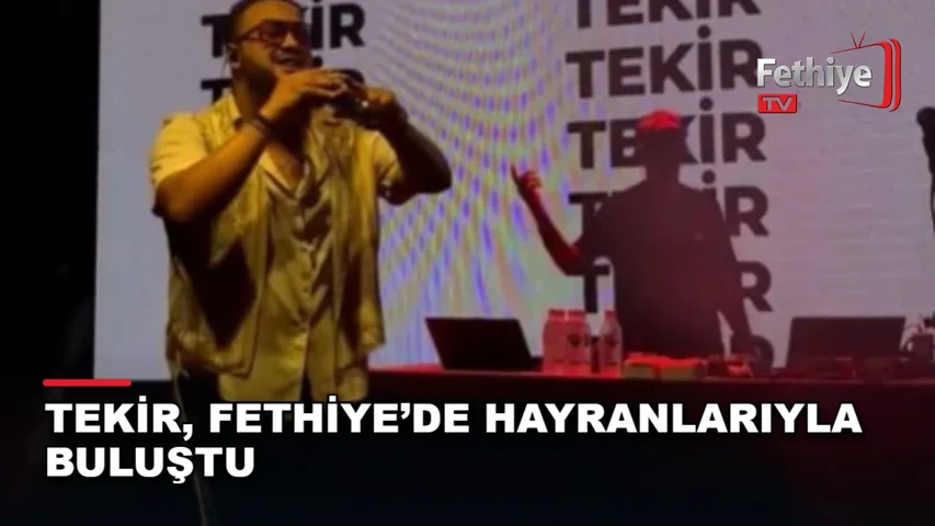 Sanatçı Tekir, Fethiye The Miyo's sahnesinde hayranlarına şarkılarını seslendirdiği konser sahnesinde.