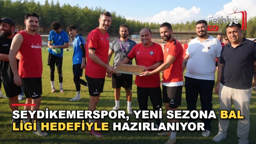 Seydikemerspor yeni sezon hazırlık antrenmanında teknik heyet ve futbolcular bir arada
