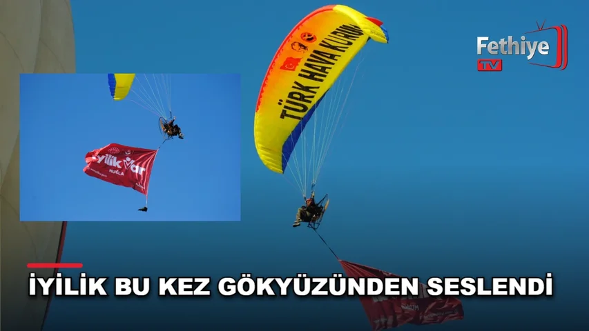Fethiye semalarında İyilik Var bayrağı taşıyan motorlu hava araçları gökyüzünde süzülüyor