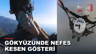 Babadağ'dan tek paraşütle havalanan dört paraşütçü Ölüdeniz semalarında gösteri yaptı