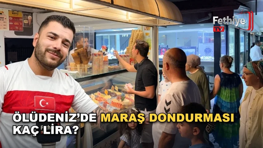 Ölüdeniz'de dondurma işletmesinde Maraş dondurması satan esnaf, fiyat listesini göstererek açıklama yapıyor.