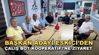 Mehmet Eskici, Çalış Bot Kooperatifi üyeleriyle bir toplantıda masada otururken görülüyor.