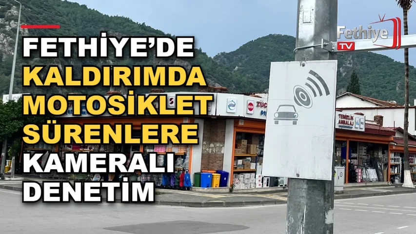 Fethiye Salı Pazarı karşısındaki trafik ışıklarında kaldırımda motosiklet kullanan sürücülere kameralı denetim yapıldı.