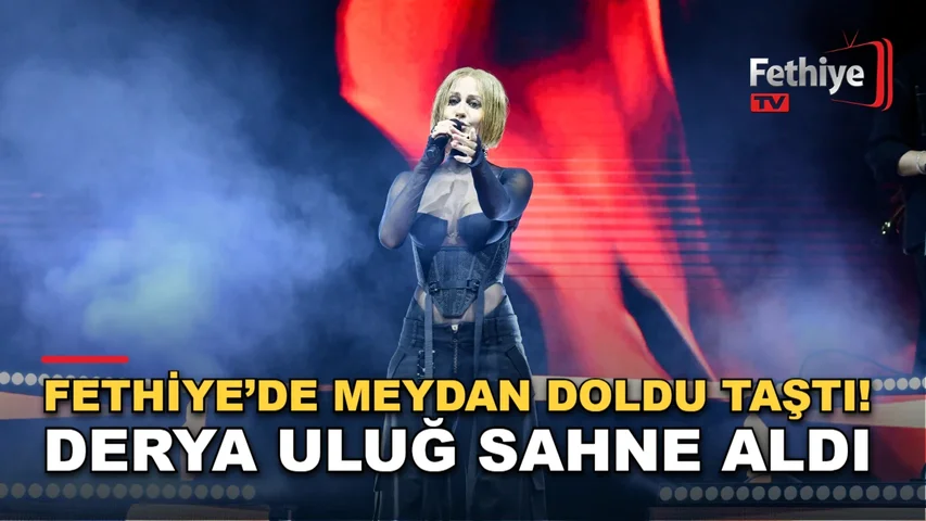 Fethiye Beşkaza Meydanı'nda 29 Ekim Cumhuriyet Bayramı kapsamında düzenlenen Derya Uluğ konserine katılan vatandaşlar.