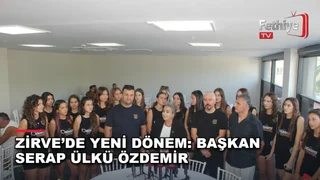 Voleybol kulübünün tanıtım toplantısında yeni başkan Serap Ülkü Özdemir ve sporcular bir arada görülüyor.