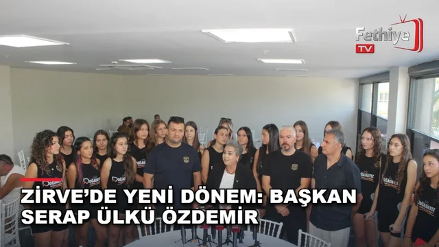 Voleybol kulübünün tanıtım toplantısında yeni başkan Serap Ülkü Özdemir ve sporcular bir arada görülüyor.