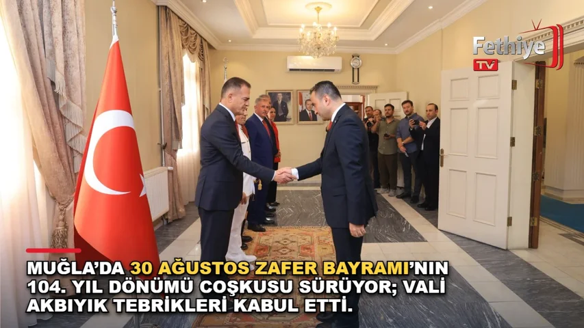 Muğla Valisi Dr. İdris Akbıyık, 30 Ağustos Zafer Bayramı tebrikat töreninde protokol üyelerini kabul ediyor.