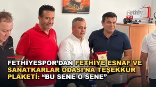Fethiyespor yönetimi, Fethiye Esnaf ve Sanatkarlar Odası Başkanı Kamil Mutlu Demirtaş’a teşekkür plaketi takdim etti.