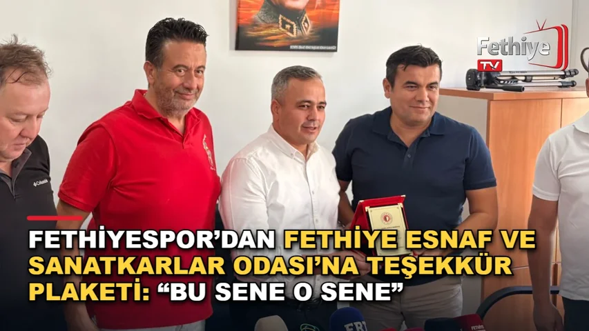 Fethiyespor yönetimi, Fethiye Esnaf ve Sanatkarlar Odası Başkanı Kamil Mutlu Demirtaş’a teşekkür plaketi takdim etti.
