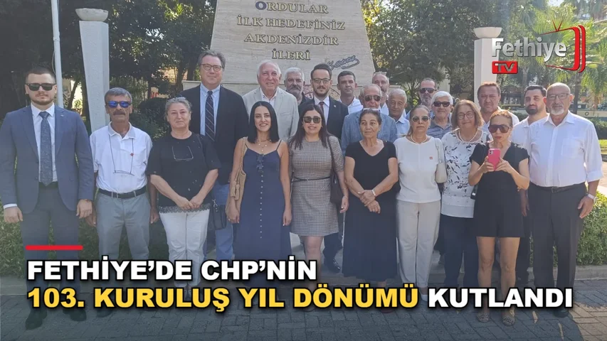 Fethiye Cumhuriyet Meydanı'nda CHP'nin 103. kuruluş yıl dönümü töreninde partililer ve vatandaşlar Atatürk Anıtı önünde toplandı.
