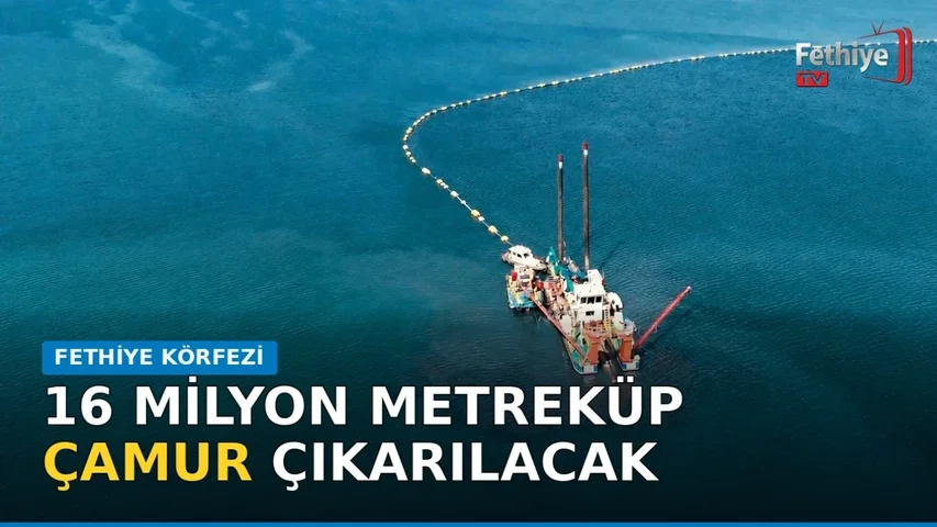 Çevre, Şehircilik ve İklim Değişikliği Bakanı Murat Kurum, Fethiye Körfezi'nde dip çamuru temizliği projesinin tanıtımında konuşuyor.