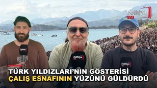 Fethiye'de düzenlenen Hava Oyunları Festivali'nde Türk Yıldızları gösterisini izleyen kalabalık Çalış Plajı'nda yoğunluk oluşturdu