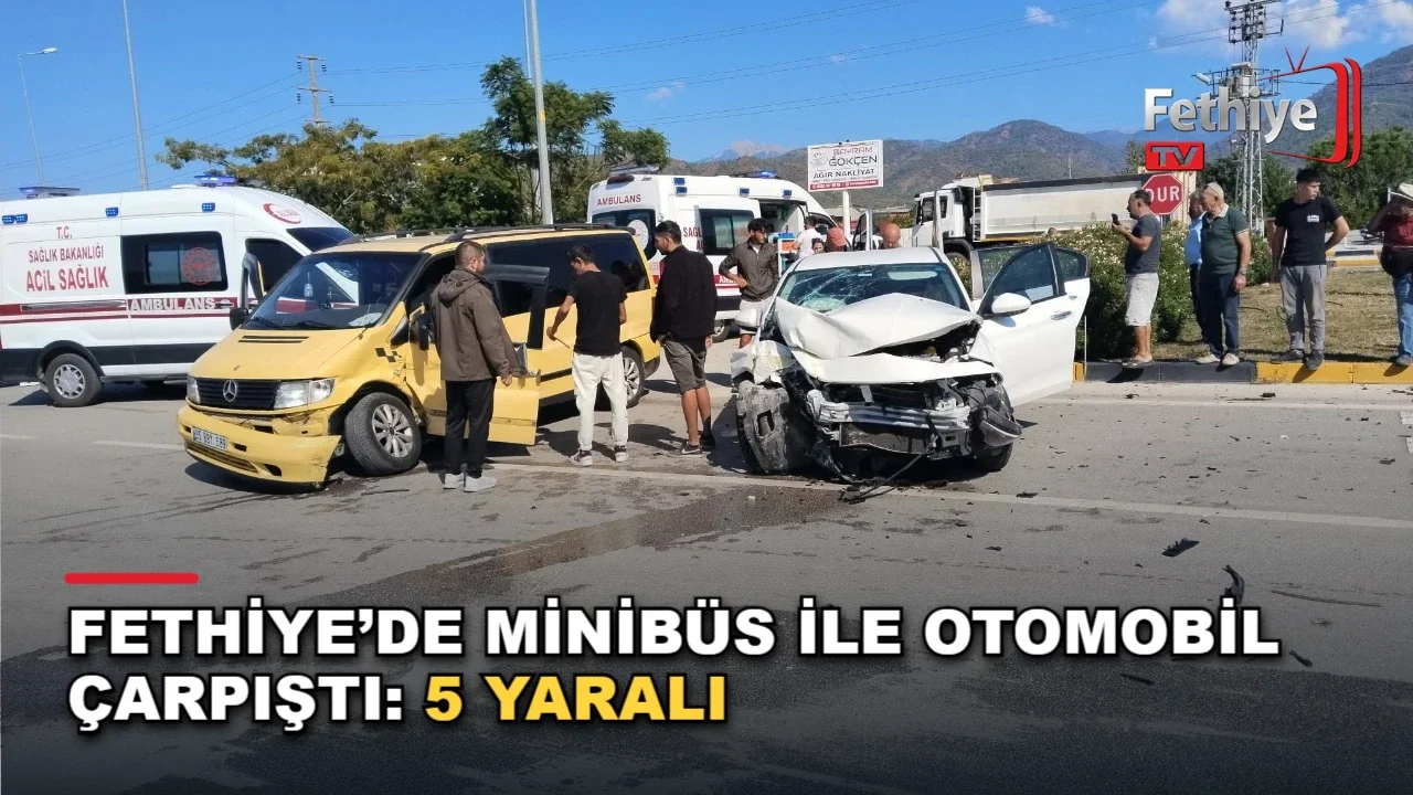 Fethiye Antalya karayolu Çamköy kavşağında minibüs ile otomobilin çarpıştığı trafik kazası