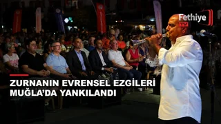 ZurnaZen Festivali finalinde Fethiye Beşkaza Meydanı'nda sanatçılar topluluk önünde sahne alıyor.