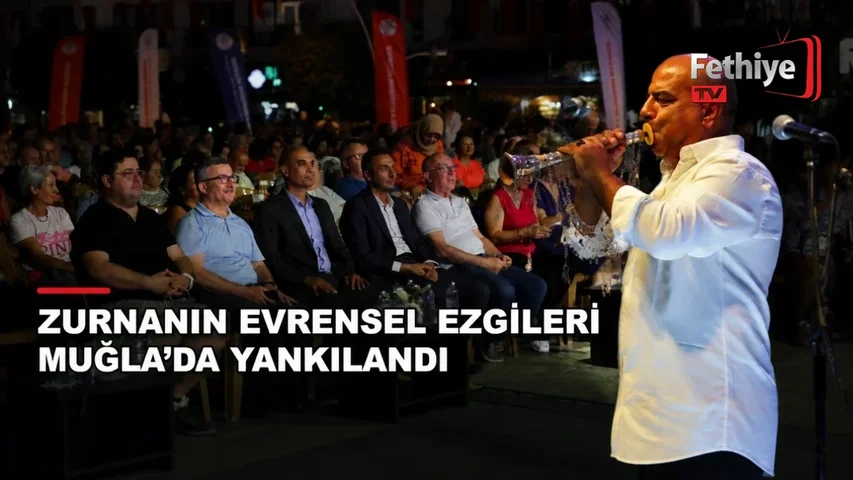 ZurnaZen Festivali finalinde Fethiye Beşkaza Meydanı'nda sanatçılar topluluk önünde sahne alıyor.