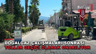 Seydikemer ilçe merkezinde doğalgaz çalışmalarının ardından ekipler bozulan yol yüzeylerini parke taşlarıyla onarıyor.