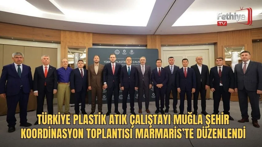 Muğla Valisi Dr. İdris Akbıyık, Marmaris'te düzenlenen plastik atık çalıştayı koordinasyon toplantısında konuşma yapıyor.