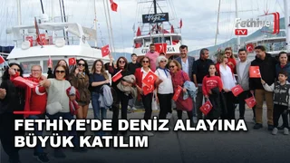 Fethiye Körfezi'nde Cumhuriyet Bayramı deniz alayı etkinliğine katılan vatandaşlar ve tekneler