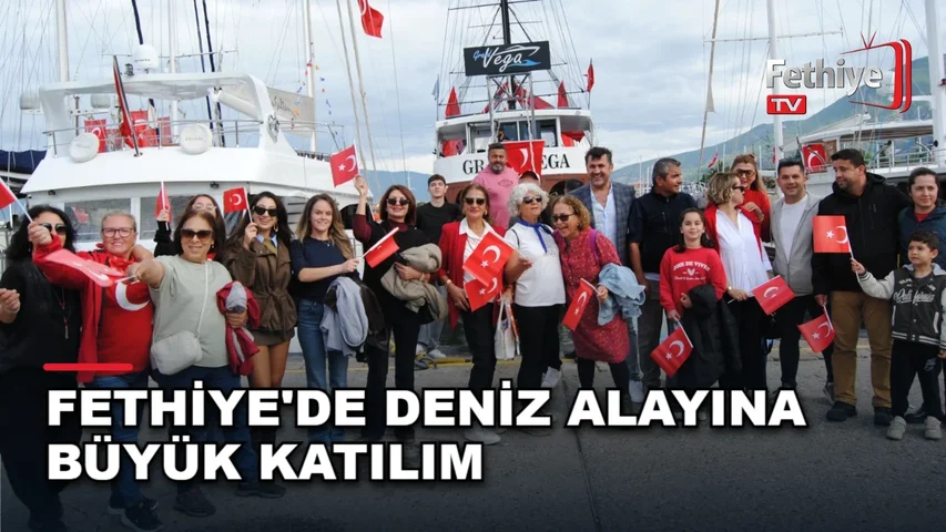 Fethiye Körfezi'nde Cumhuriyet Bayramı deniz alayı etkinliğine katılan vatandaşlar ve tekneler