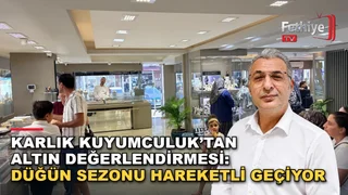 Karlık Kuyumculuk Satış Sorumlusu Çetin Bozkurt, düğün sezonunda altın alışverişi yapan müşterilere bilgi veriyor.