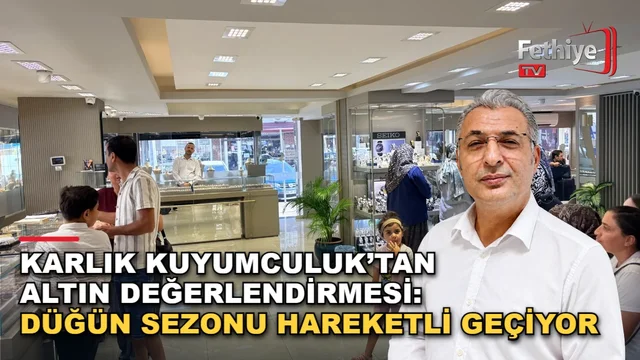Karlık Kuyumculuk Satış Sorumlusu Çetin Bozkurt, düğün sezonunda altın alışverişi yapan müşterilere bilgi veriyor.