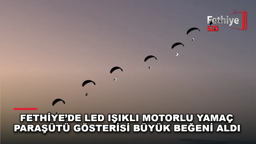 Fethiye Ölüdeniz Hava Oyunları Festivali'nde Çalış Plajı üzerinde LED ışıklı paramotor gösterisi yapıldı