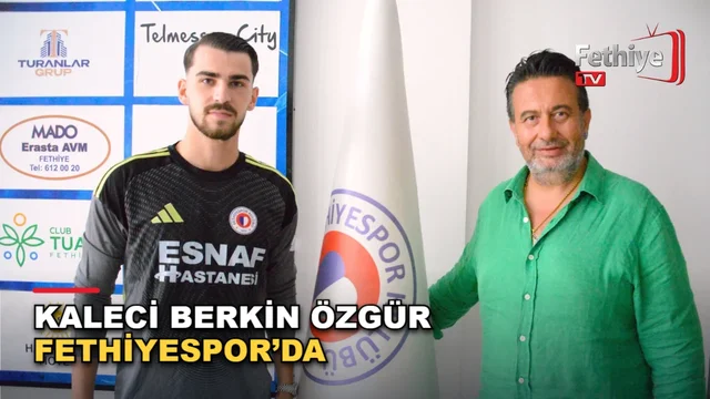 Fethiyespor Kulübü tesislerinde genç kaleci Berkin Özgür, yönetici Uğur Keskin ile imza töreninde objektiflere poz verdi.