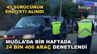 Muğla İl Jandarma Komutanlığı trafik jandarması timlerinin denetimlerinde sürücüler kontrol edilirken görüntülendi.