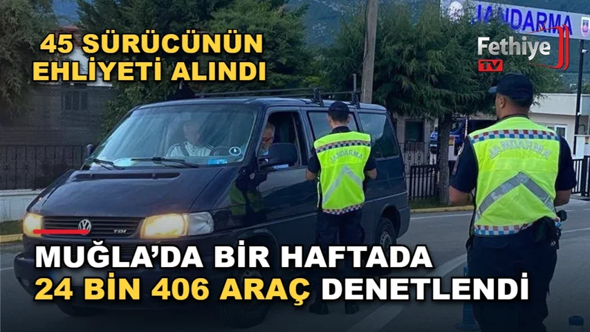 Muğla İl Jandarma Komutanlığı trafik jandarması timlerinin denetimlerinde sürücüler kontrol edilirken görüntülendi.