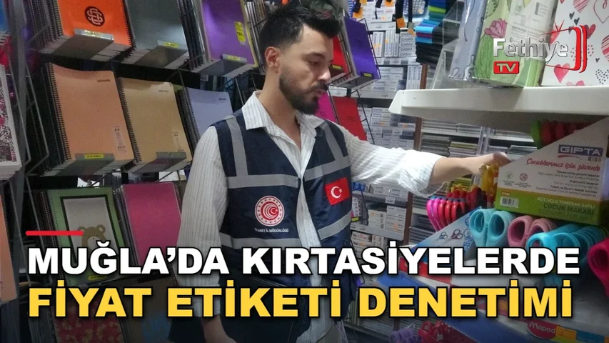 Muğla Ticaret İl Müdürlüğü ekipleri, kırtasiye raflarında fiyat etiketlerini ve ürünleri denetlerken görülüyor.