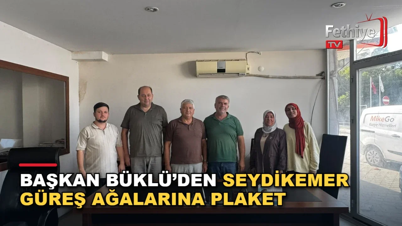 AK Parti Seydikemer İlçe Başkanı Ali Büklü, güreş ağalarına plaket takdim etti