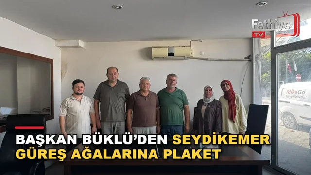 AK Parti Seydikemer İlçe Başkanı Ali Büklü, güreş ağalarına plaket takdim etti