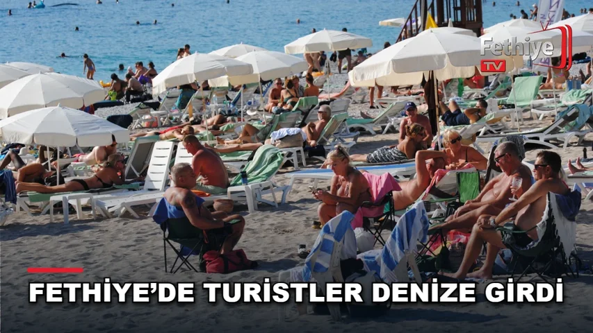 Ölüdeniz ve Belcekız plajlarında denize giren yerli ve yabancı turistler güneşli havada yoğunluk oluşturdu