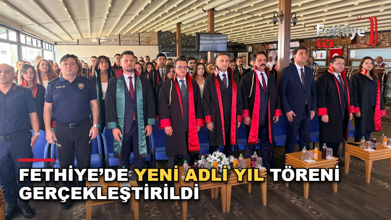 Fethiye Adliyesi'nde düzenlenen adli yıl açılış töreninde katılımcılar saygı duruşunda bulunuyor.