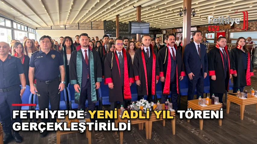 Fethiye Adliyesi'nde düzenlenen adli yıl açılış töreninde katılımcılar saygı duruşunda bulunuyor.