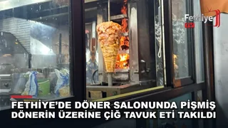 Fethiye'de bir döner salonunda çiğ tavuk etinin pişmiş dönerle temas ettiği görüntü