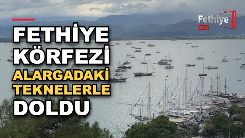 Fethiye Körfezi'nde olumsuz hava koşulları nedeniyle tura çıkamayan tekneler alargada demirleyerek yoğunluk oluşturdu