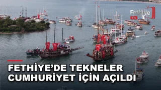 Fethiye Körfezi'nde 29 Ekim Cumhuriyet Bayramı'nın 103. yıl dönümü dolayısıyla düzenlenen ve yetkililerin katıldığı deniz alayı etkinliği.