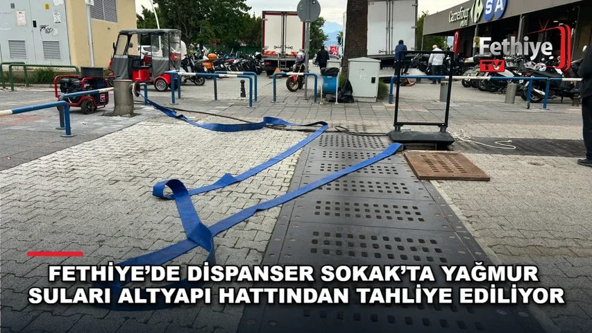 Fethiye Dispanser Sokak'ta biriken yağmur suları altyapı hattıyla tahliye ediliyor